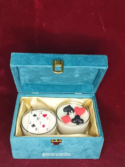 A straight-on view of the elegant poker candle gift set.