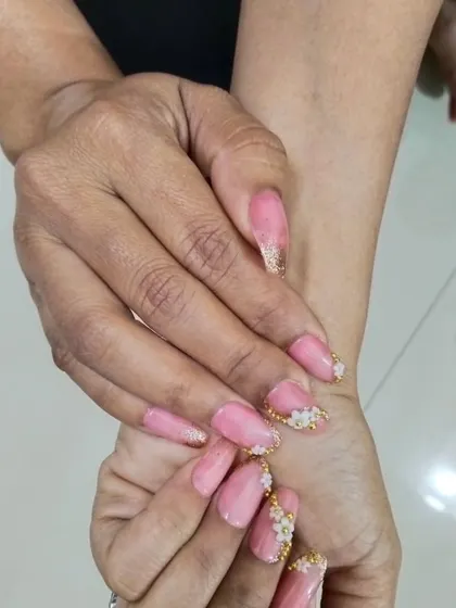 This client is wearing her custom bridal nails featuring delicate, hand-sculpted 3D flowers and gold glitter. It’s a design that adds texture and elegance, perfect for a wedding day.