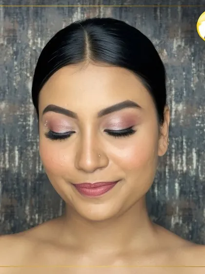 A close-up on the shimmery rose-gold eyeshadow. In my classes, you'll learn how to apply glitter and shimmer pigments for a beautiful, eye-catching effect without any fallout.
