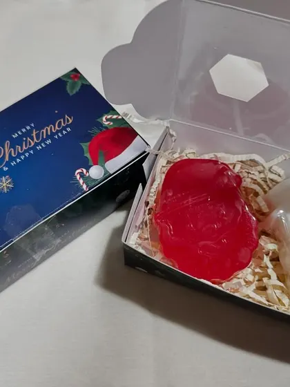 This simple yet elegant Christmas hamper includes a gem-shaped soap and a Santa bag soap, presented in a beautiful blue snowflake-themed box.