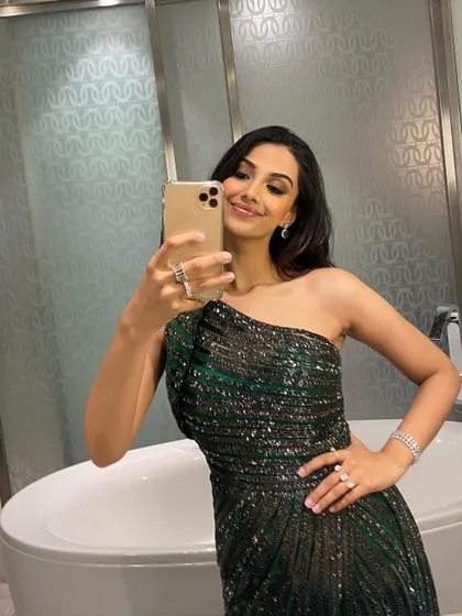 A fun behind-the-scenes selfie moment. It shows the complete look, including the sparkling rings and bracelet that perfected this red carpet style.