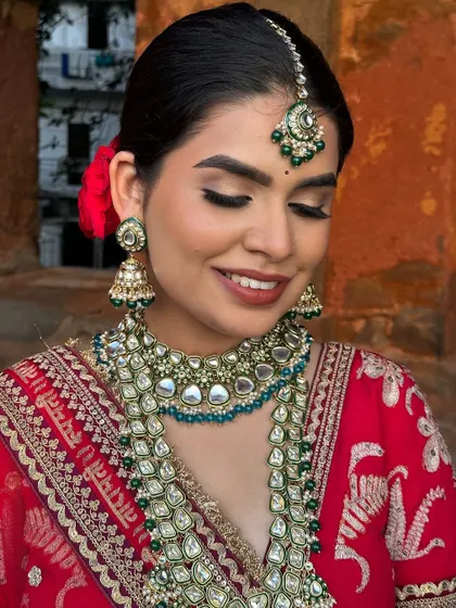 A smiling close-up. The soft glam eye makeup and the perfectly chosen nude lipstick create a balanced and beautiful look.