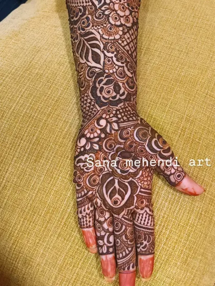 A close-up look at the palm and forearm of a bridal design. I teach you how to create a central, eye-catching motif on the palm and connect it seamlessly with the patterns on the arm for a complete, professional look.