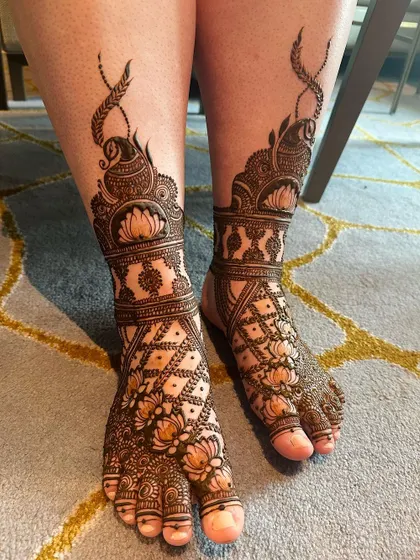 This bridal foot design is filled with lotus flowers and jaali patterns, creating a rich and intricate look that complements the hand mehndi.