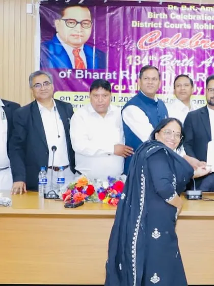 Presenting a memento to a guest during the celebrations, honoring the architect of our Constitution.