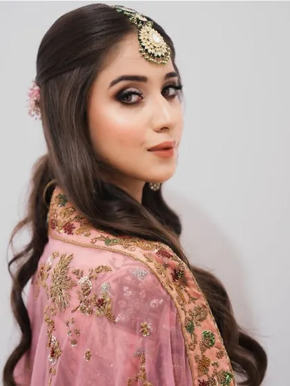 My courses cover a wide spectrum of bridal styles, including soft and contemporary looks. You will learn to work with pastel color palettes and create subtle, elegant makeup that enhances natural beauty for the modern bride.