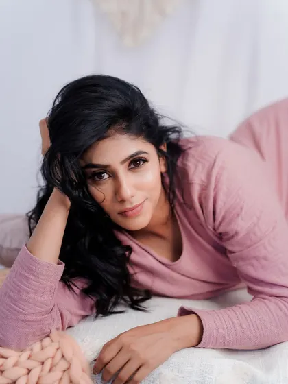 A relaxed and cozy indoor portrait. The natural makeup look is perfect for creating a sense of intimacy and comfort in lifestyle photoshoots.