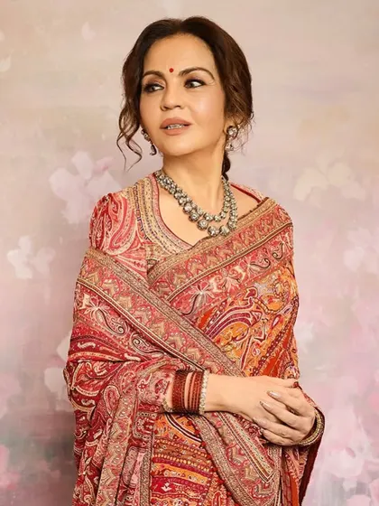 It was an honor to design these custom press-on nails for Mrs. Nita Ambani. The design featured a baby pink chrome base with chunky gold glitter, offering a sophisticated and glamorous look with the convenience of a press-on set.
