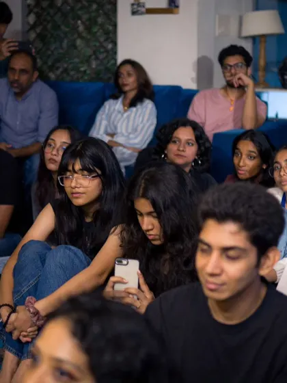 The audience at an artist session, enjoying the show. The relaxed atmosphere makes it easy to meet new people and make friends.