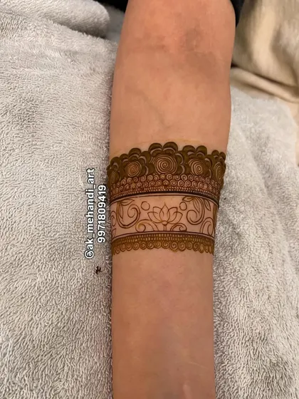 The outline for the 3D lotus band. I teach my students how to draw these outlines perfectly so the final filled design is clean and symmetrical.