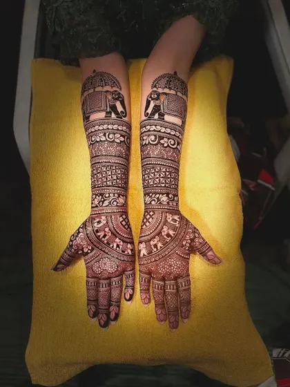 A classic design with decorated elephants under a royal umbrella on the arms, and repeating elephant motifs on the palms. Perfect for a traditional bride.