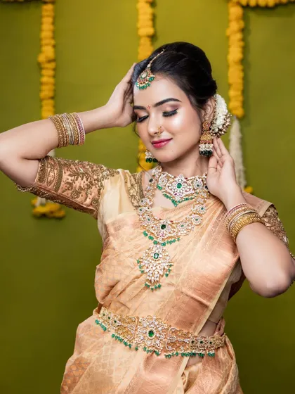 The complete look is a perfect example of a modern take on bridal jewellery.