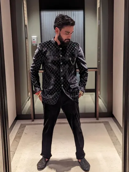 Another look from my pre-show moments. The right attire is part of the performance art.