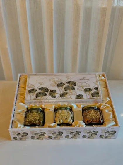 This exquisite hamper, featuring a delicate ginkgo leaf design, can be customized to your liking. We showcase various configurations, including options with assorted sweets, different quantities of dry fruit jars, or a mix of both.