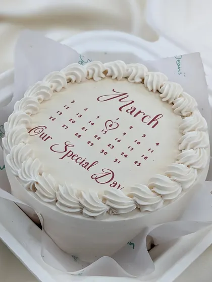 Mark your special day with a cake. This custom bento cake features an edible calendar design, highlighting the date that means the most to you. It's a popular choice for anniversaries and birthdays.