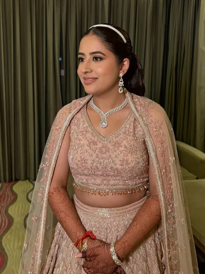 A lovely candid of Niyamat at her cocktail party. The soft purple smokey eye and nude lip combination looked beautiful with her pastel pink lehenga.