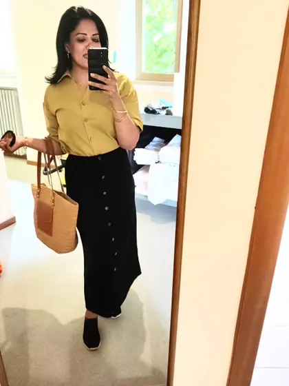 Visiting the Isola del Garda, I paired a black denim skirt with an olive green shirt. This smart-casual look was perfect for exploring the historic villa and its beautiful gardens.