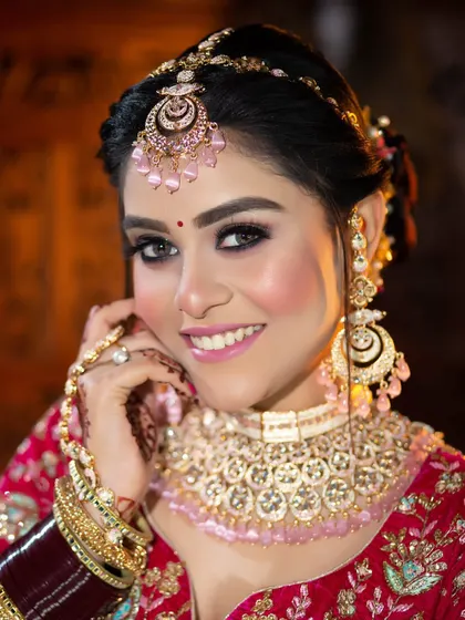 A bride’s smile is her best accessory. For this happy bride, I created a fresh and radiant look with soft pink tones on the eyes and cheeks, which beautifully complements her pastel pink bridal lehenga for a daytime wedding ceremony.
