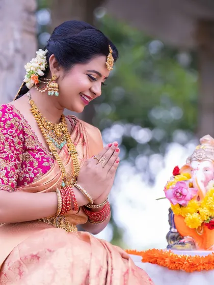A moment of prayer, beautifully framed by our traditional gold jewellery. The set includes a maang tikka, jhumkas, and layered necklaces.