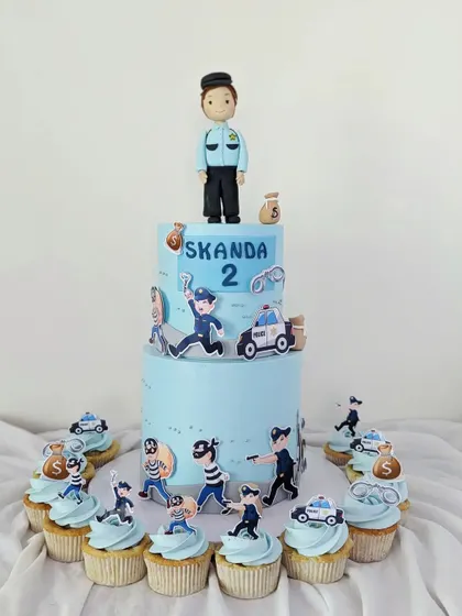 The complete set, with the tiered cake surrounded by matching themed cupcakes.