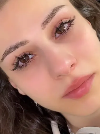 This Spike Hybrid lash set is all about texture. By mixing shorter base lashes with longer spikes, I created a look that is bold, modern, and full of dimension.