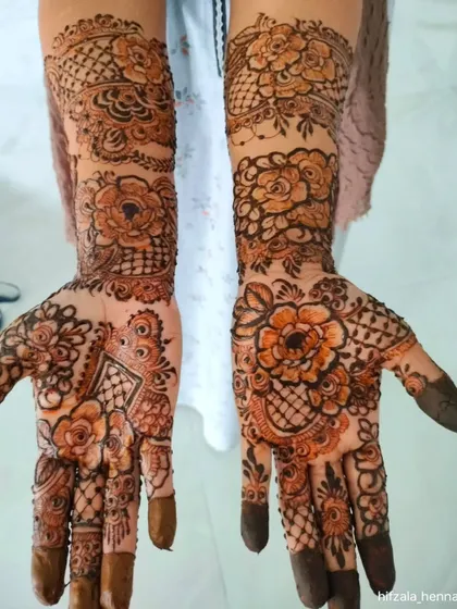 Another stunning design from my Eid collection, featuring bold flowers and detailed patterns on the palms.
