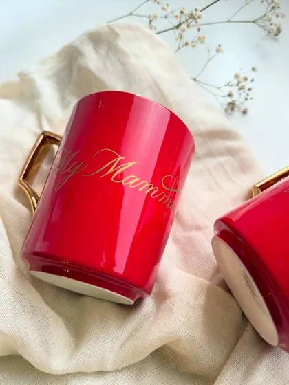 Another angle of the personalized red mugs, showing the elegant script for 'My Mamma'. These are perfect for Mother's Day, birthdays, or just because.
