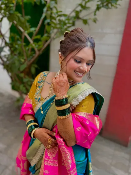 My favorite Navri. This Maharashtrian bridal makeup features soft nude tones and a flawless bun adorned with beautiful accessories, highlighting the intricate details of her look.