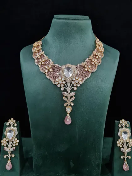 The same elegant diamond-look set, available in a soft pink color. This is a perfect choice for a romantic and modern look.