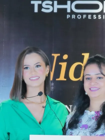 A photo with the talented Brazilian makeup artist Nidy Roseira. It's always inspiring to meet and learn from experts who are so passionate about their craft.