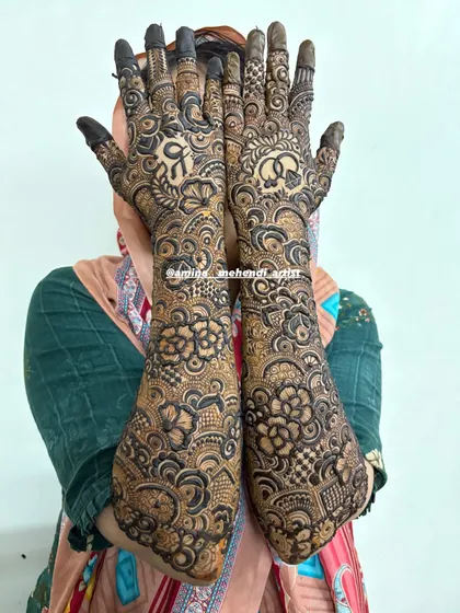 This is an example of my signature full-arm floral mehendi. I love creating dense, intricate patterns with elements like roses, paisleys, and detailed fillers to give you a rich and traditional look for any celebration.