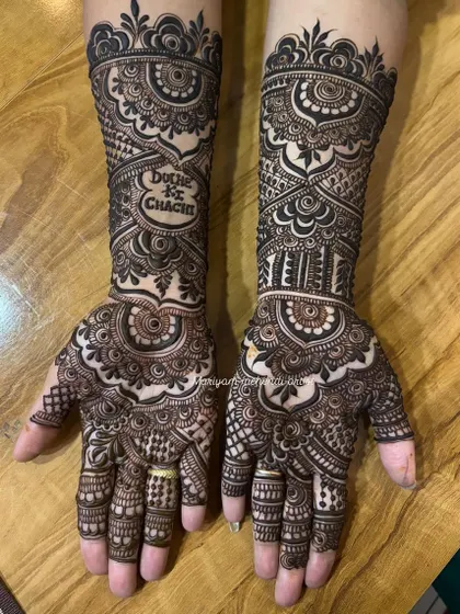 A classic Indian design for the groom's aunt, with "Dulhe Ki Chachi" written in the center.
