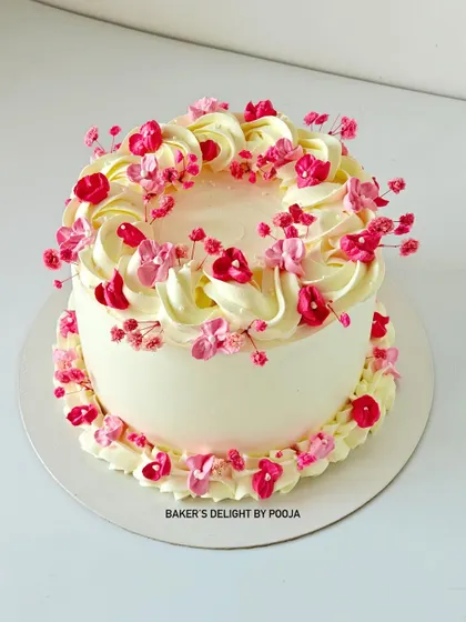 This Gypso cake is all about delicate piping and soft floral aesthetics. The tiny, hand-piped pink flowers create a minimal yet stunning look, perfect for an elegant celebration.
