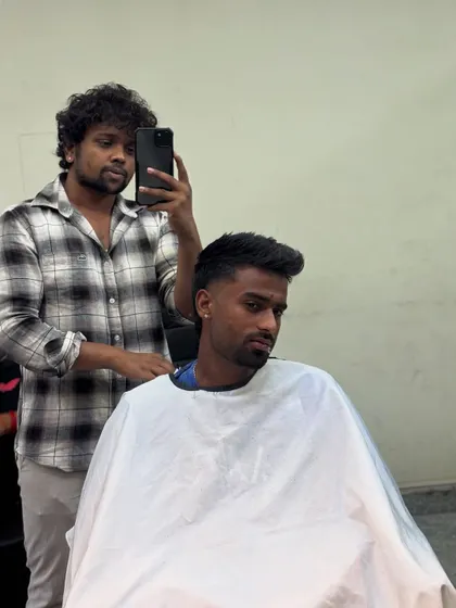 A mirror selfie during Manav Suthar's haircut.