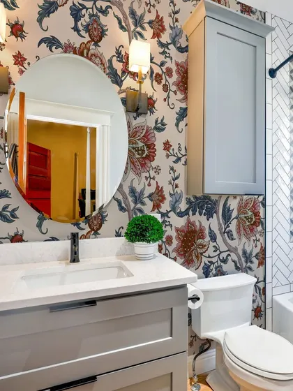 This bathroom is elevated to a new level of sophistication with our Seamless Baroque Floral Pattern wallpaper. The classic design adds a timeless and luxurious feel to the space.