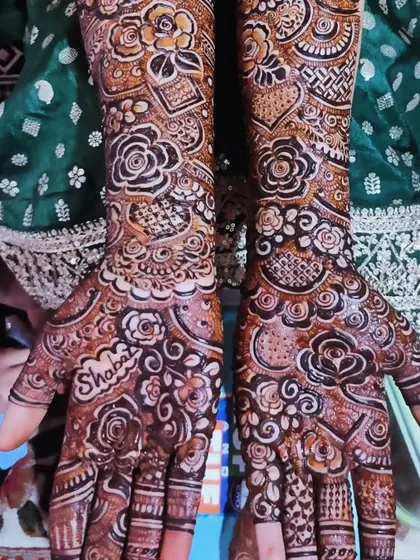 For bride Daniya, I included her groom's name, 'Shabaz', in a beautiful cloud-like motif on her palm.