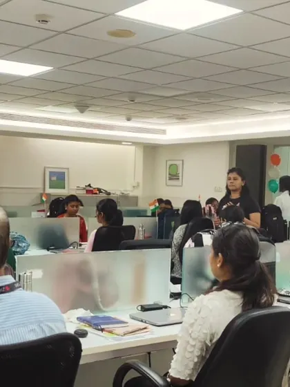 Explaining the benefits of a posture during a corporate workshop. My goal is to provide practical tools that employees can use every day to improve their well-being.