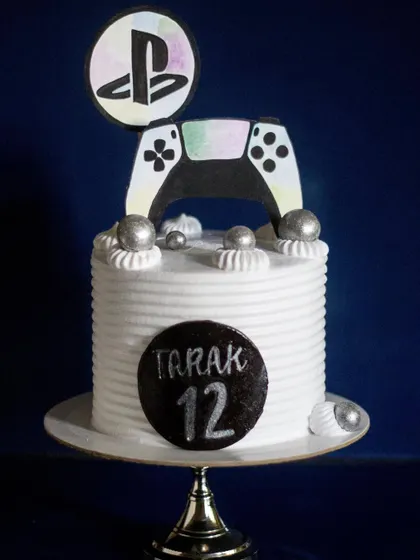 Another PS theme cake for a little gamer. This one has a more minimalist design with hand-cut paper toppers and silver chocolate balls. I can adapt any theme to fit your preferred style.