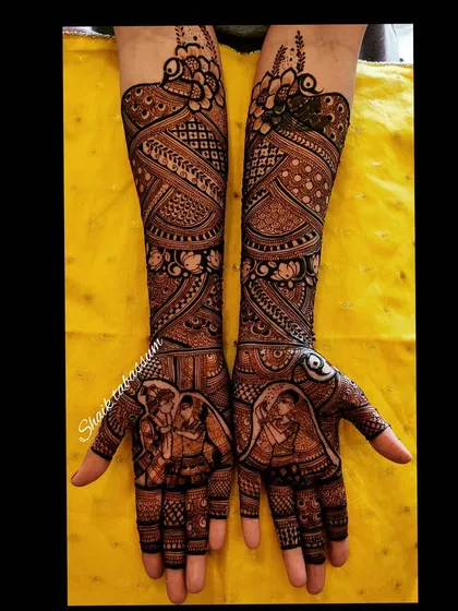 An elegant design with a focus on the couple's portrait. The surrounding patterns are a mix of floral and geometric, with a beautiful yin-yang inspired motif on the back of the hand.
