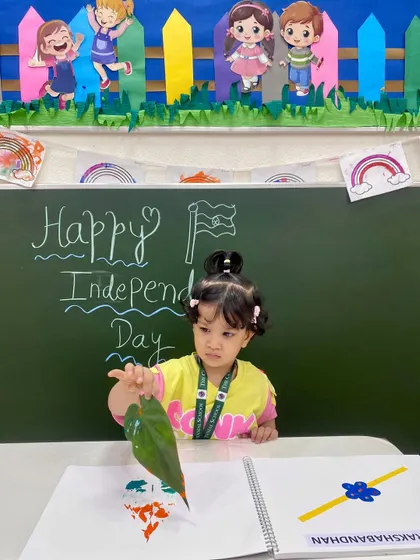 Using a leaf to stamp the colors of the national flag. This creative art project for Independence Day combines nature and patriotism, making for a unique and fun learning experience.