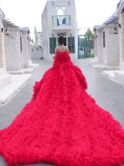 This is the ultimate pre-wedding shoot gown. The incredibly long and voluminous red trail creates a spectacular image that you will treasure forever.