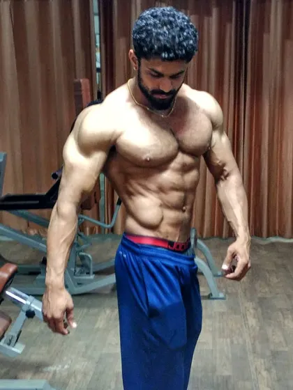 A throwback to an earlier stage of my conditioning. This side pose shows the v-taper and oblique lines, which are crucial for a classic bodybuilding silhouette.