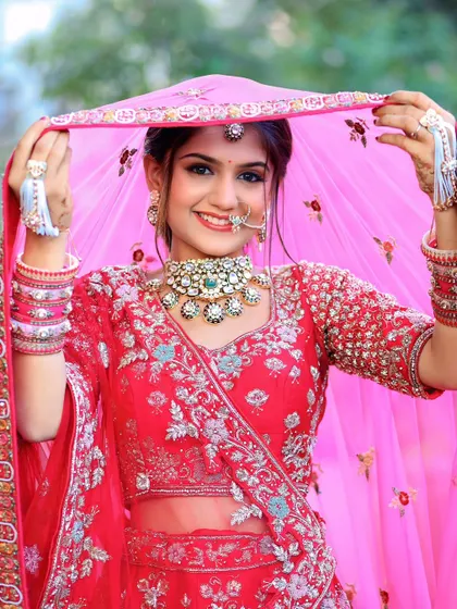 A complete bridal look featuring a heavy, gold-plated Kundan necklace, haath phool, and maang tikka, all available for rent.
