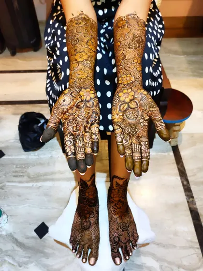 This complete bridal set shows how the hand and foot designs work together. The floral and geometric patterns create a cohesive and beautiful look for the bride.