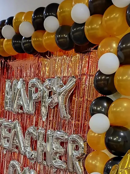 A close-up of the balloon arch, showing how the colors are arranged in a pattern.