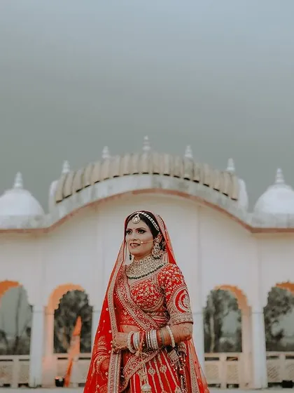A stunning bridal portrait against the backdrop of a beautiful white heritage building, creating a clean and majestic look.