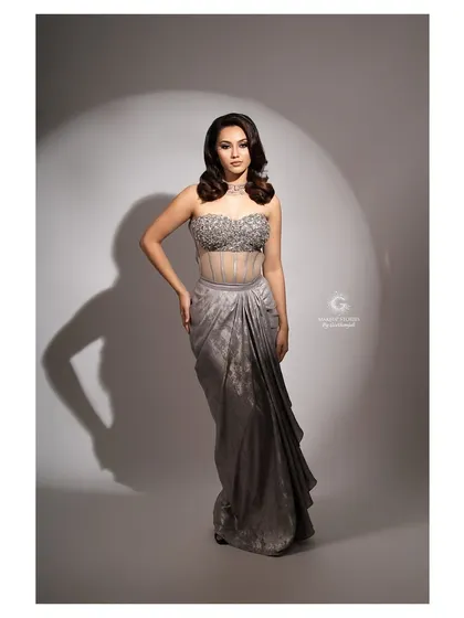 A full length portrait of a luxe glam look. Understanding posing and how makeup translates in a full body shot is part of the professional training I provide.