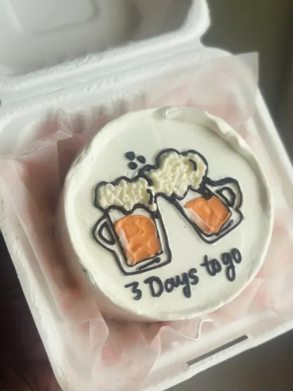 A countdown bento cake with a "3 Days to go" message and clinking beer mugs. It's a perfect way to build excitement for a wedding or any big event.