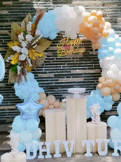 An elegant outdoor setup with a cute baby elephant theme. I used a circular balloon garland in pastel blue and beige, along with dried floral accents for a modern look.