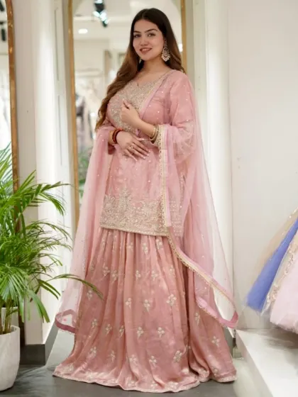 Enni soni kyu lage tu mennu? Obviously because of this outfit! A beautiful blush pink sharara set that's the epitome of grace.